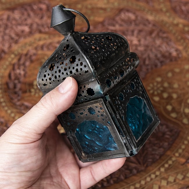 モロッコスタイルの透かし彫りLEDキャンドルランタン〔ロウソク風LEDキャンドル付き〕 - 〔ブルー〕約13.5×6cm 9 - サイズ比較のため手に持ってみました。