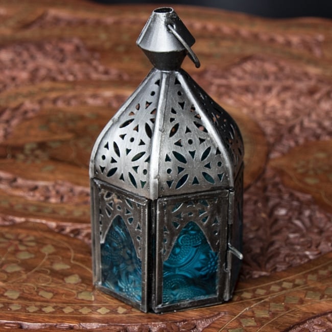モロッコスタイルの透かし彫りLEDキャンドルランタン〔ロウソク風LEDキャンドル付き〕 - 〔ブルー〕約14×6.5cm 3 - 明るい部屋で見てみました。キャンドルを灯していなくても可愛いですね！