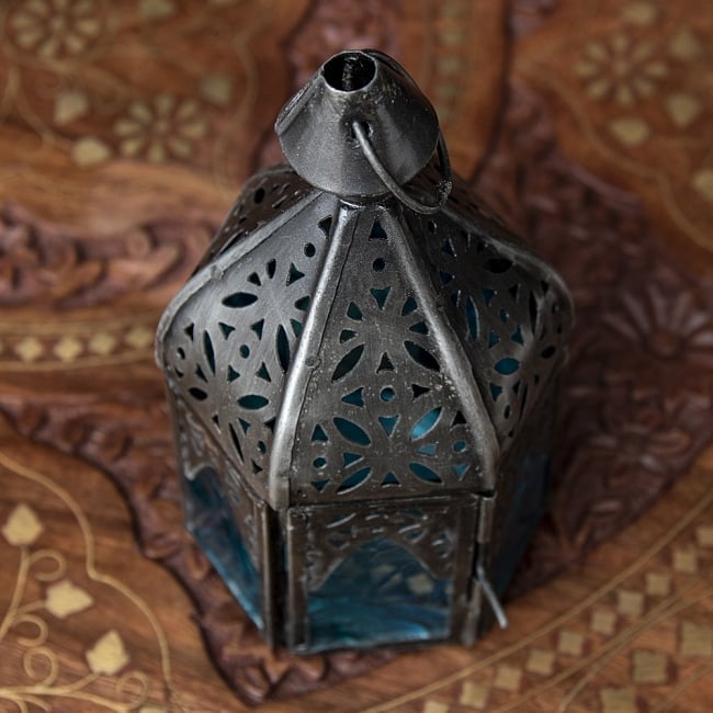 モロッコスタイルの透かし彫りLEDキャンドルランタン〔ロウソク風LEDキャンドル付き〕 - 〔ブルー〕約14×6.5cm 4 - 模様の付いた色とりどりのガラスが嵌め込まれていて、とても雰囲気があります。