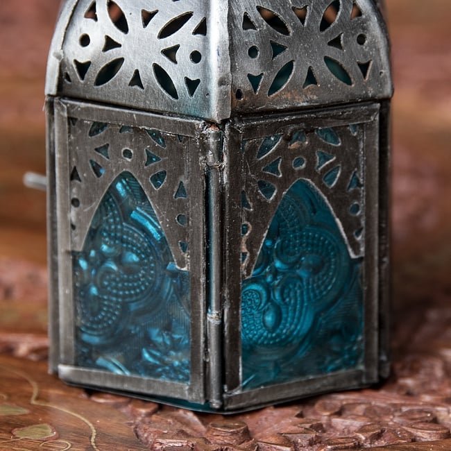 モロッコスタイルの透かし彫りLEDキャンドルランタン〔ロウソク風LEDキャンドル付き〕 - 〔ブルー〕約14×6.5cm 6 - きれいなガラスがキャンドルの光を通します。