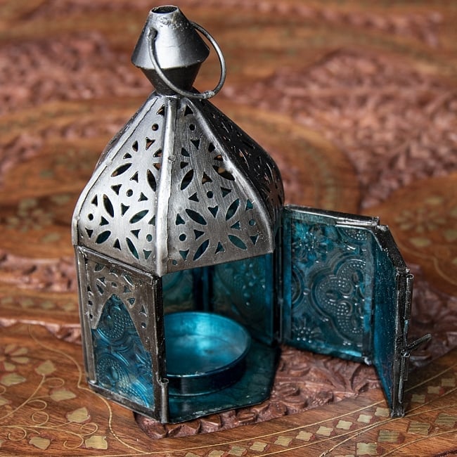 モロッコスタイルの透かし彫りLEDキャンドルランタン〔ロウソク風LEDキャンドル付き〕 - 〔ブルー〕約14×6.5cm 8 - この状態でLEDキャンドルを入れます