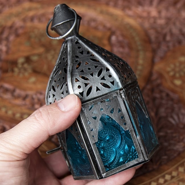 モロッコスタイルの透かし彫りLEDキャンドルランタン〔ロウソク風LEDキャンドル付き〕 - 〔ブルー〕約14×6.5cm 9 - サイズ比較のため手に持ってみました。