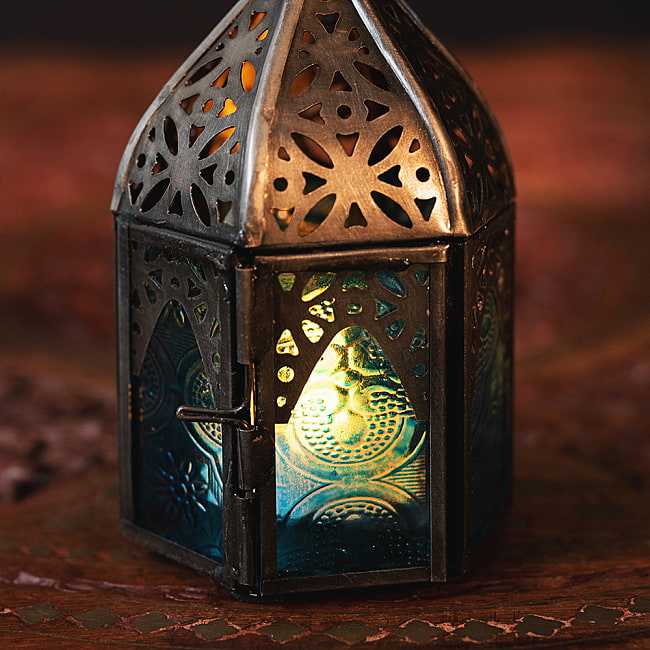 モロッコスタイルの透かし彫りLEDキャンドルランタン【ロウソク風LEDキャンドル付き】 - 〔ブルー〕約13×7cm 2 - 全体写真です