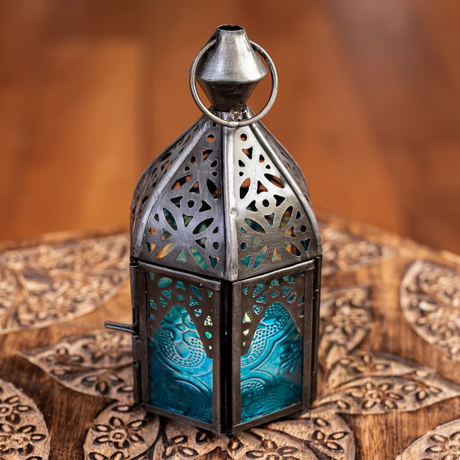 モロッコスタイルの透かし彫りLEDキャンドルランタン【ロウソク風LEDキャンドル付き】 - 〔ブルー〕約13×7cm 3 - 明るい部屋で見てみました。キャンドルを灯していなくても可愛いですね！