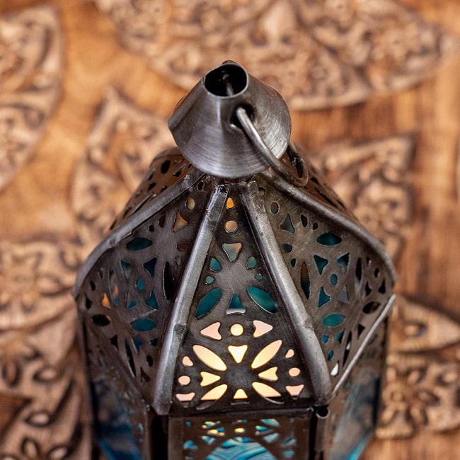 モロッコスタイルの透かし彫りLEDキャンドルランタン【ロウソク風LEDキャンドル付き】 - 〔ブルー〕約13×7cm 4 - 模様の付いた色とりどりのガラスが嵌め込まれていて、とても雰囲気があります。