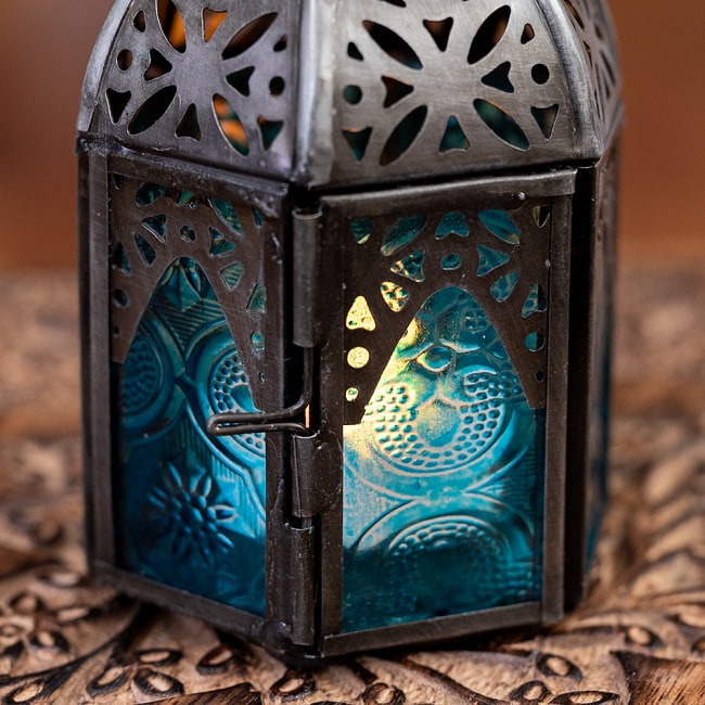 モロッコスタイルの透かし彫りLEDキャンドルランタン【ロウソク風LEDキャンドル付き】 - 〔ブルー〕約13×7cm 6 - きれいなガラスがキャンドルの光を通します。