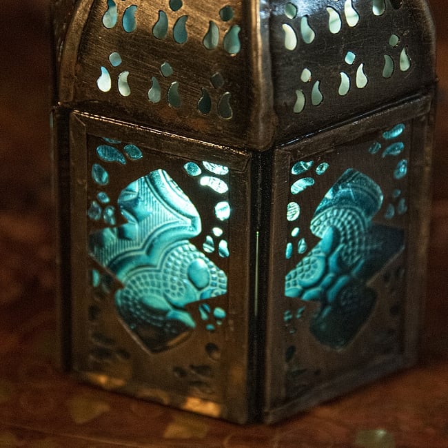 モロッコスタイルの透かし彫りLEDキャンドルランタン〔ロウソク風LEDキャンドル付き〕 - 〔ブルー〕約12.5×6.5cm 2 - 全体写真です