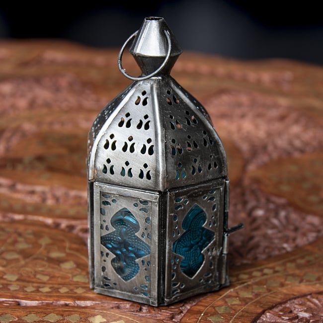 モロッコスタイルの透かし彫りLEDキャンドルランタン〔ロウソク風LEDキャンドル付き〕 - 〔ブルー〕約12.5×6.5cm 3 - 明るい部屋で見てみました。キャンドルを灯していなくても可愛いですね！