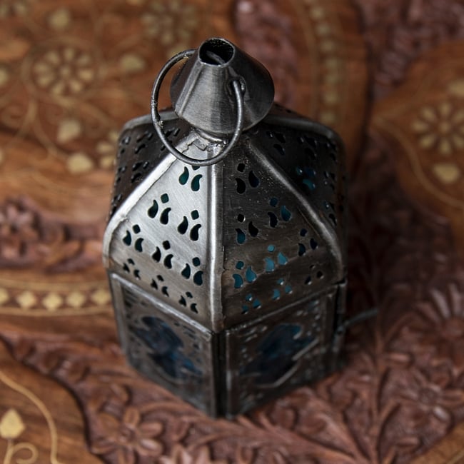モロッコスタイルの透かし彫りLEDキャンドルランタン〔ロウソク風LEDキャンドル付き〕 - 〔ブルー〕約12.5×6.5cm 4 - 模様の付いた色とりどりのガラスが嵌め込まれていて、とても雰囲気があります。