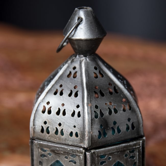 モロッコスタイルの透かし彫りLEDキャンドルランタン〔ロウソク風LEDキャンドル付き〕 - 〔ブルー〕約12.5×6.5cm 5 - モロッコランプ特有の美しい切り抜き細工。