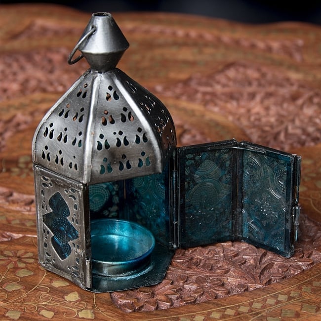 モロッコスタイルの透かし彫りLEDキャンドルランタン〔ロウソク風LEDキャンドル付き〕 - 〔ブルー〕約12.5×6.5cm 8 - この状態でLEDキャンドルを入れます