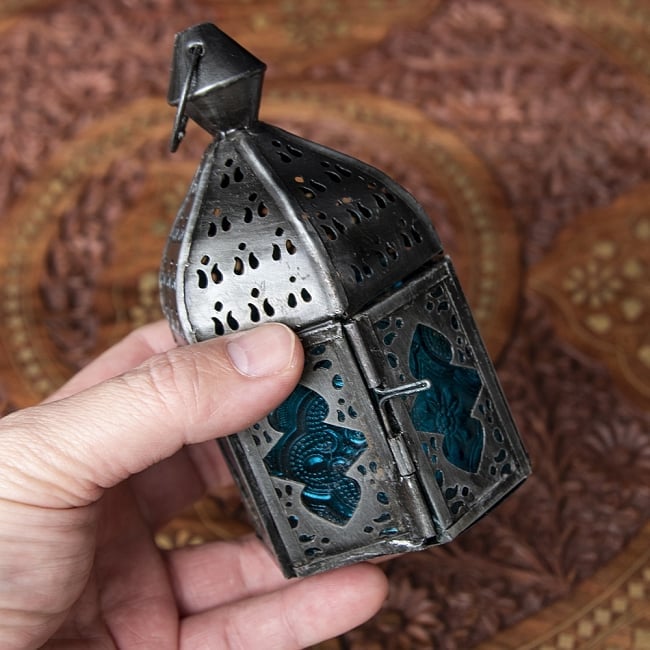 モロッコスタイルの透かし彫りLEDキャンドルランタン〔ロウソク風LEDキャンドル付き〕 - 〔ブルー〕約12.5×6.5cm 9 - サイズ比較のため手に持ってみました。