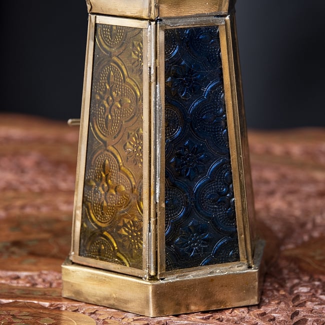 モロッコスタイルの透かし彫りLEDキャンドルランタン〔ロウソク風LEDキャンドル付き〕 - 〔ブルー＆イエロー〕約21.5×10cm 6 - きれいなガラスがキャンドルの光を通します。