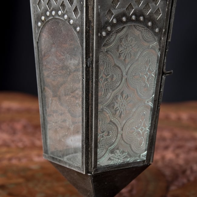 モロッコスタイルの透かし彫りLEDキャンドルランタン〔ロウソク風LEDキャンドル付き〕 - 〔ホワイト〕約23×10cm 6 - きれいなガラスがキャンドルの光を通します。