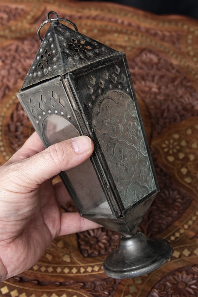 モロッコスタイルの透かし彫りLEDキャンドルランタン〔ロウソク風LEDキャンドル付き〕 - 〔ホワイト〕約23×10cm 9 - サイズ比較のため手に持ってみました。