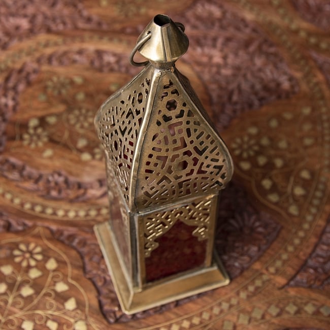 モロッコスタイルの透かし彫りLEDキャンドルランタン〔ロウソク風LEDキャンドル付き〕 - 〔レッド〕約22.5×8cm 4 - 模様の付いた色とりどりのガラスが嵌め込まれていて、とても雰囲気があります。
