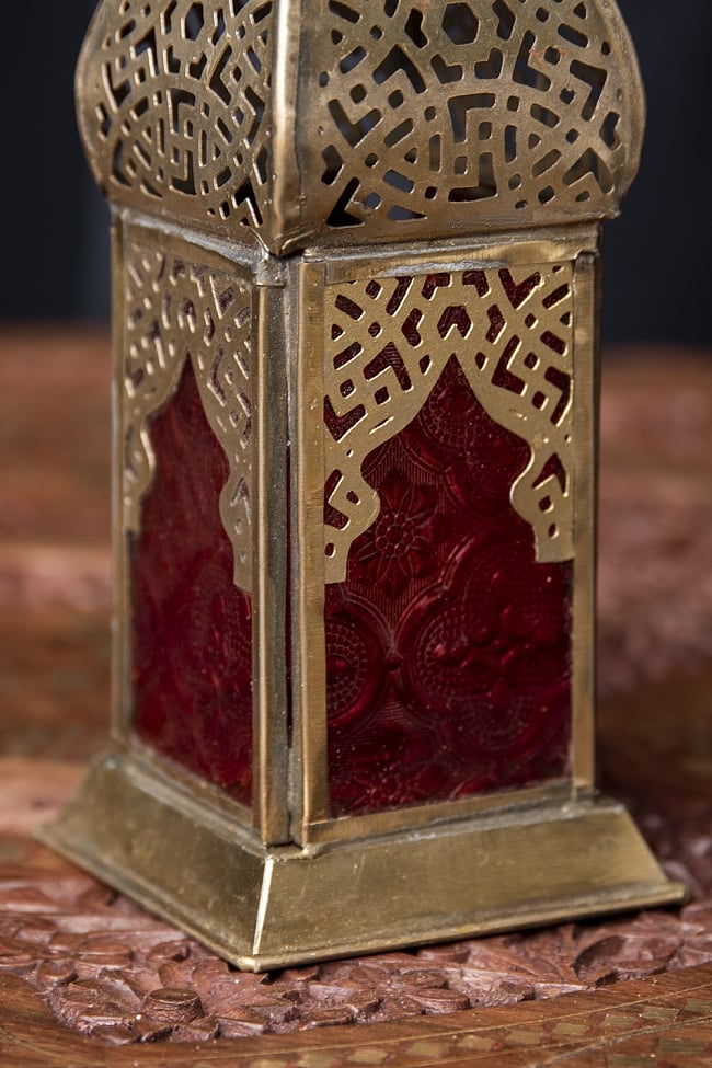モロッコスタイルの透かし彫りLEDキャンドルランタン〔ロウソク風LEDキャンドル付き〕 - 〔レッド〕約22.5×8cm 6 - きれいなガラスがキャンドルの光を通します。