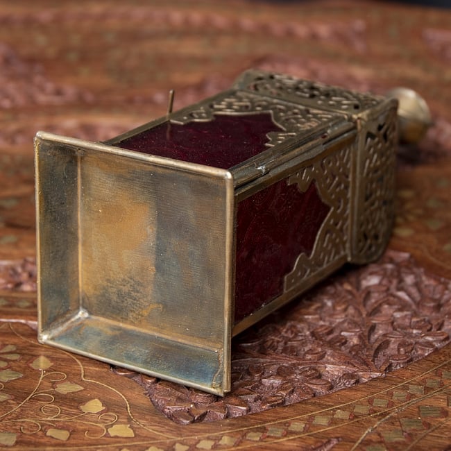 モロッコスタイルの透かし彫りLEDキャンドルランタン〔ロウソク風LEDキャンドル付き〕 - 〔レッド〕約22.5×8cm 7 - 裏面の様子です。