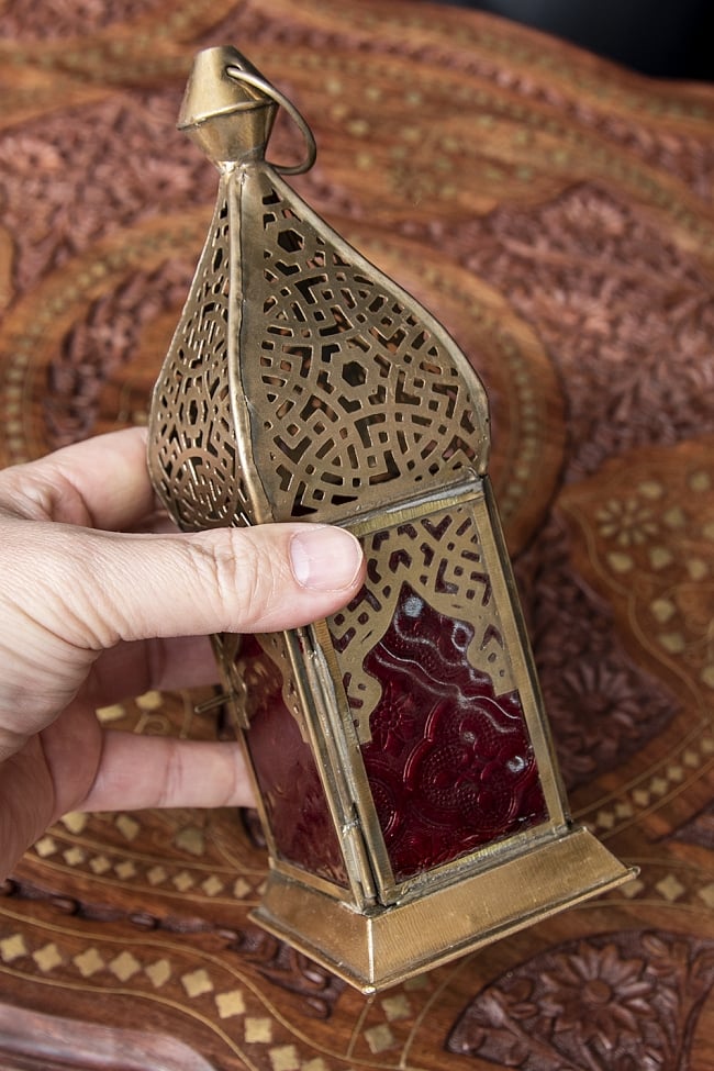 モロッコスタイルの透かし彫りLEDキャンドルランタン〔ロウソク風LEDキャンドル付き〕 - 〔レッド〕約22.5×8cm 9 - サイズ比較のため手に持ってみました。