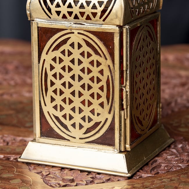 モロッコスタイルの透かし彫りLEDキャンドルランタン〔ロウソク風LEDキャンドル付き〕 - 〔オレンジ〕約18×9.5cm 6 - きれいなガラスがキャンドルの光を通します。