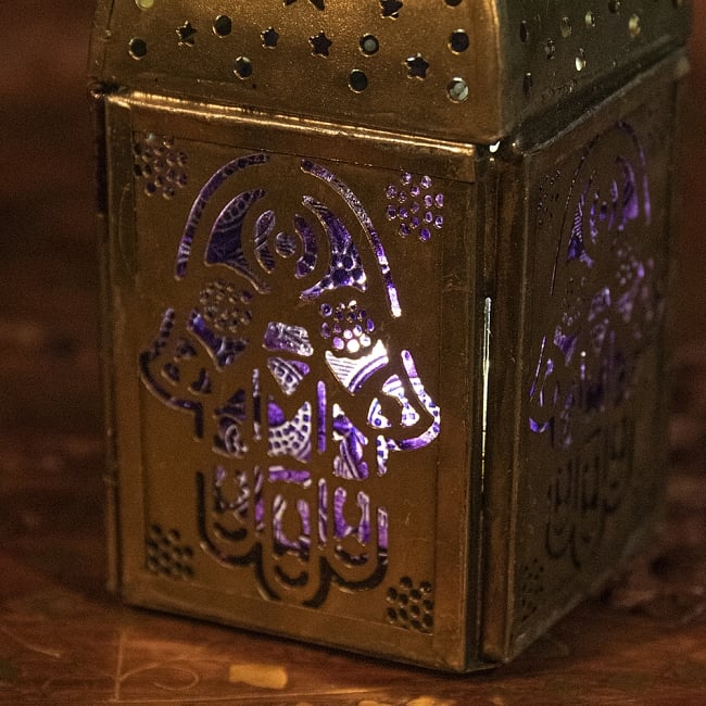 モロッコスタイルの透かし彫りLEDキャンドルランタン〔ロウソク風LEDキャンドル付き〕 - 〔パープル〕約13×7cm 2 - 全体写真です