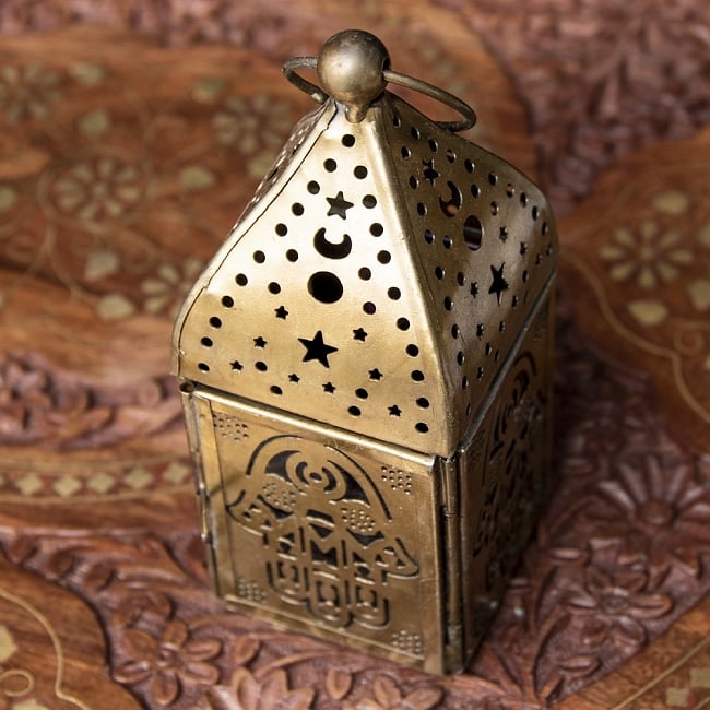 モロッコスタイルの透かし彫りLEDキャンドルランタン〔ロウソク風LEDキャンドル付き〕 - 〔パープル〕約13×7cm 4 - 模様の付いた色とりどりのガラスが嵌め込まれていて、とても雰囲気があります。
