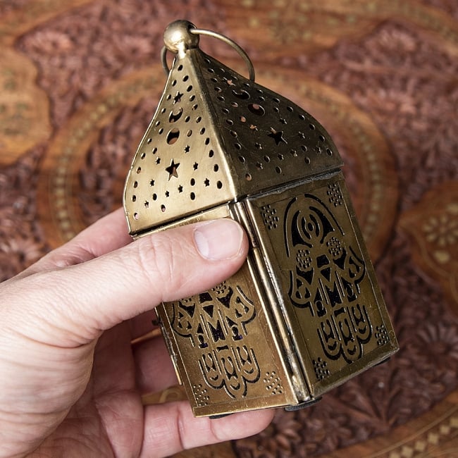 モロッコスタイルの透かし彫りLEDキャンドルランタン〔ロウソク風LEDキャンドル付き〕 - 〔パープル〕約13×7cm 9 - サイズ比較のため手に持ってみました。