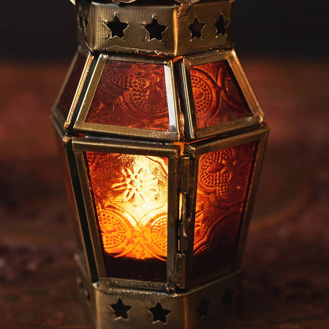 モロッコスタイルの透かし彫りLEDキャンドルランタン【ロウソク風LEDキャンドル付き】 - 〔オレンジ〕約14cm×7.3cm 3 - 明るい部屋で見てみました。キャンドルを灯していなくても可愛いですね！