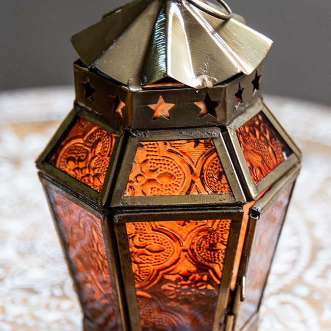 モロッコスタイルの透かし彫りLEDキャンドルランタン【ロウソク風LEDキャンドル付き】 - 〔オレンジ〕約14cm×9cm 4 - 模様の付いた色とりどりのガラスが嵌め込まれていて、とても雰囲気があります。