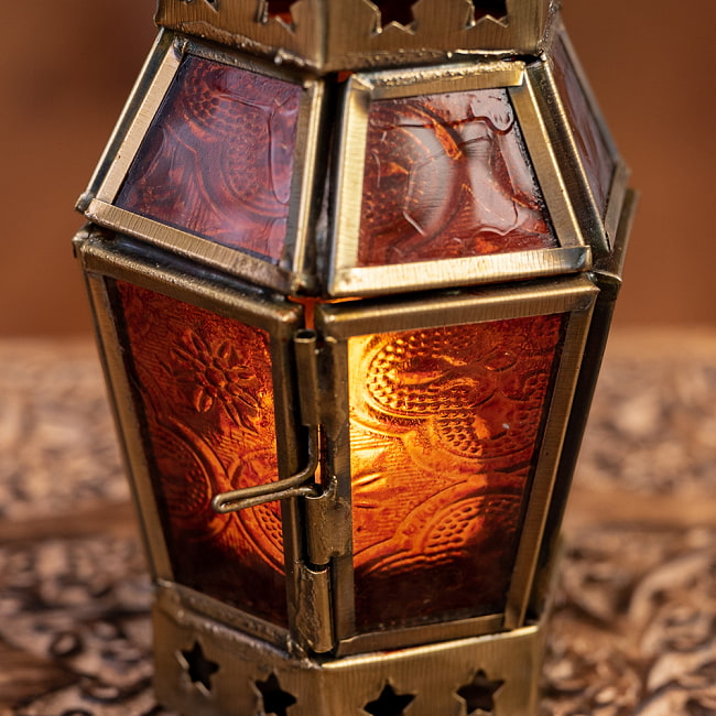 モロッコスタイルの透かし彫りLEDキャンドルランタン【ロウソク風LEDキャンドル付き】 - 〔オレンジ〕約14cm×7.3cm 6 - きれいなガラスがキャンドルの光を通します。