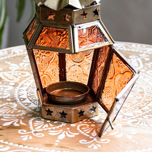 モロッコスタイルの透かし彫りLEDキャンドルランタン【ロウソク風LEDキャンドル付き】 - 〔オレンジ〕約14cm×7.3cm 8 - この状態でLEDキャンドルを入れます