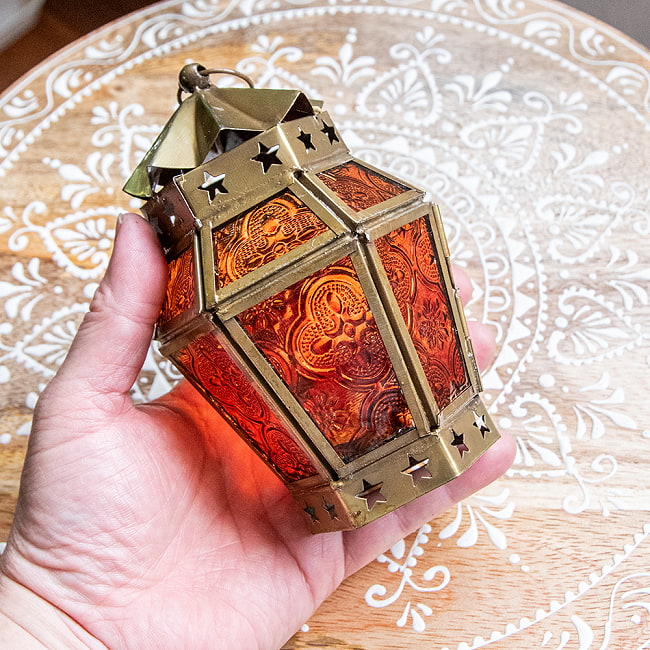 モロッコスタイルの透かし彫りLEDキャンドルランタン【ロウソク風LEDキャンドル付き】 - 〔オレンジ〕約14cm×7.3cm 9 - サイズ比較のため手に持ってみました。