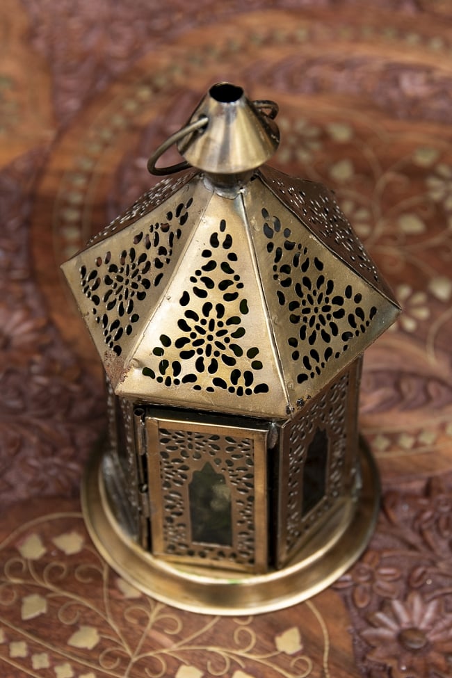 モロッコスタイルの透かし彫りLEDキャンドルランタン〔ロウソク風LEDキャンドル付き〕 - 〔グリーン〕約17×9cm 4 - 模様の付いた色とりどりのガラスが嵌め込まれていて、とても雰囲気があります。
