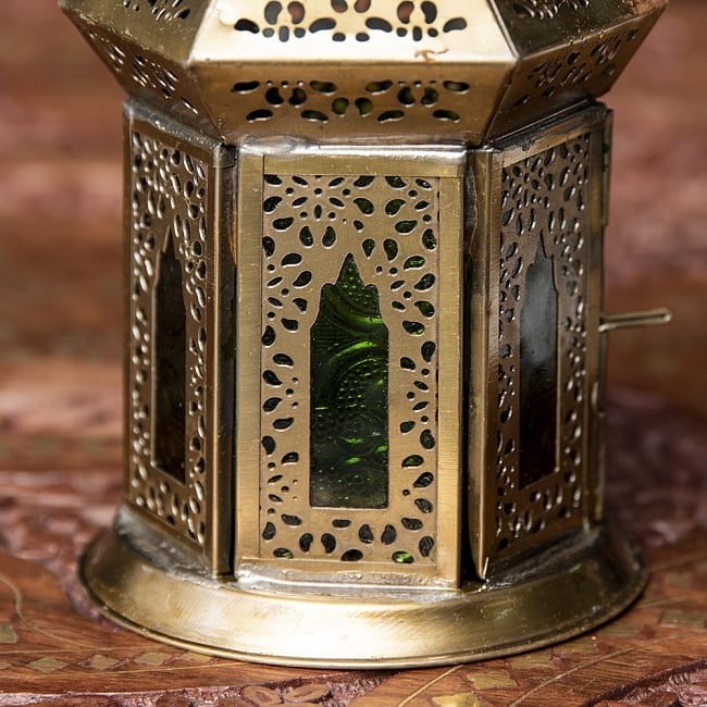 モロッコスタイルの透かし彫りLEDキャンドルランタン〔ロウソク風LEDキャンドル付き〕 - 〔グリーン〕約17×9cm 6 - きれいなガラスがキャンドルの光を通します。