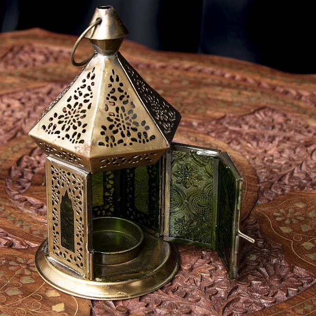 モロッコスタイルの透かし彫りLEDキャンドルランタン〔ロウソク風LEDキャンドル付き〕 - 〔グリーン〕約17×9cm 8 - この状態でLEDキャンドルを入れます
