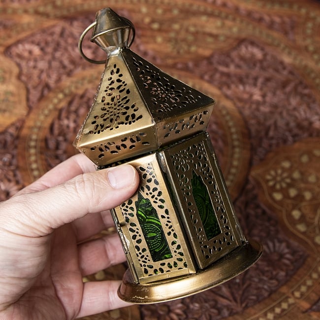 モロッコスタイルの透かし彫りLEDキャンドルランタン〔ロウソク風LEDキャンドル付き〕 - 〔グリーン〕約17×9cm 9 - サイズ比較のため手に持ってみました。