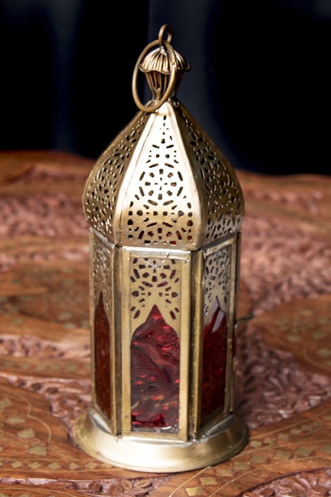 モロッコスタイルの透かし彫りLEDキャンドルランタン〔ロウソク風LEDキャンドル付き〕 - 〔レッド〕約18.5×8cm 3 - 明るい部屋で見てみました。キャンドルを灯していなくても可愛いですね！