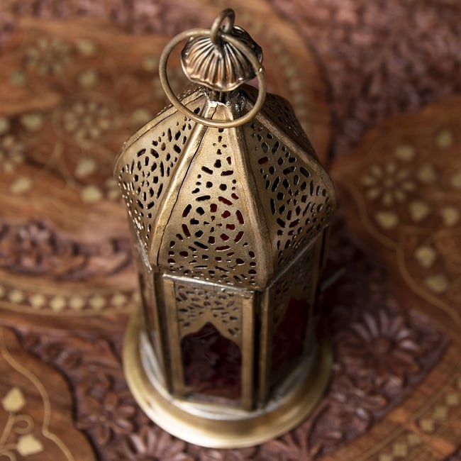 モロッコスタイルの透かし彫りLEDキャンドルランタン〔ロウソク風LEDキャンドル付き〕 - 〔レッド〕約18.5×8cm 4 - 模様の付いた色とりどりのガラスが嵌め込まれていて、とても雰囲気があります。