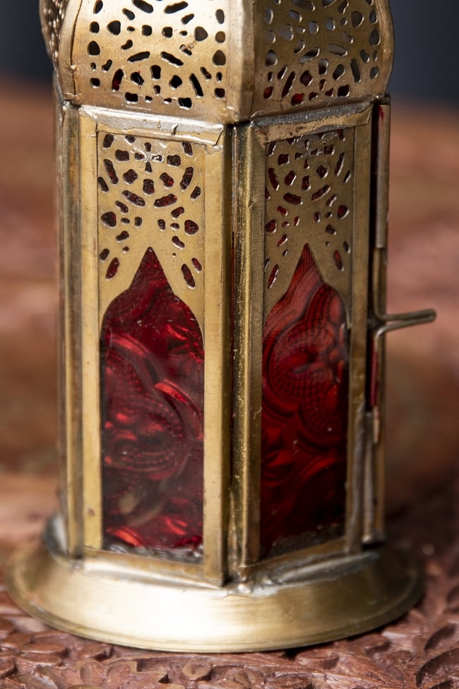 モロッコスタイルの透かし彫りLEDキャンドルランタン〔ロウソク風LEDキャンドル付き〕 - 〔レッド〕約18.5×8cm 6 - きれいなガラスがキャンドルの光を通します。