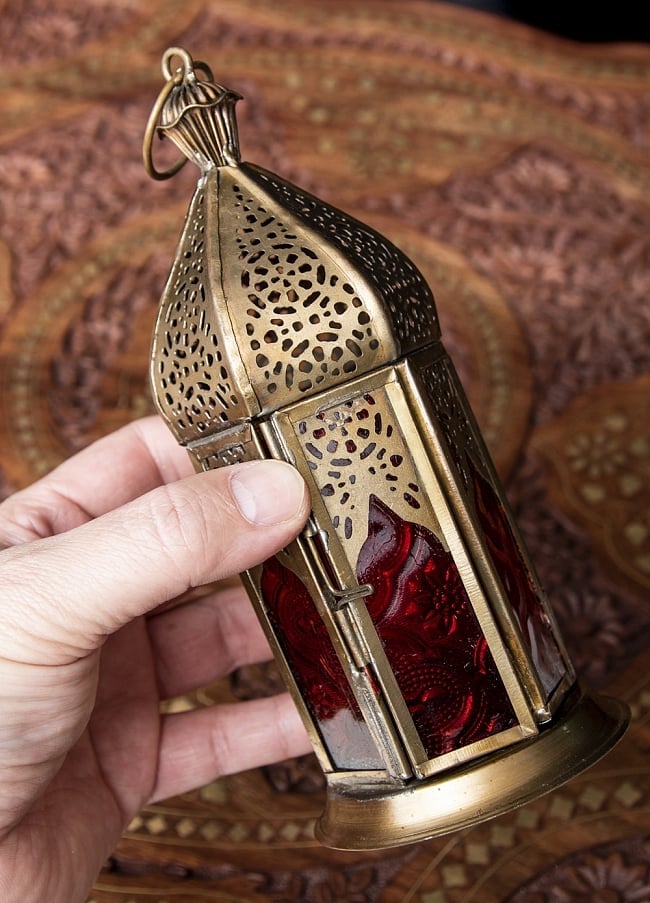 モロッコスタイルの透かし彫りLEDキャンドルランタン〔ロウソク風LEDキャンドル付き〕 - 〔レッド〕約18.5×8cm 9 - サイズ比較のため手に持ってみました。