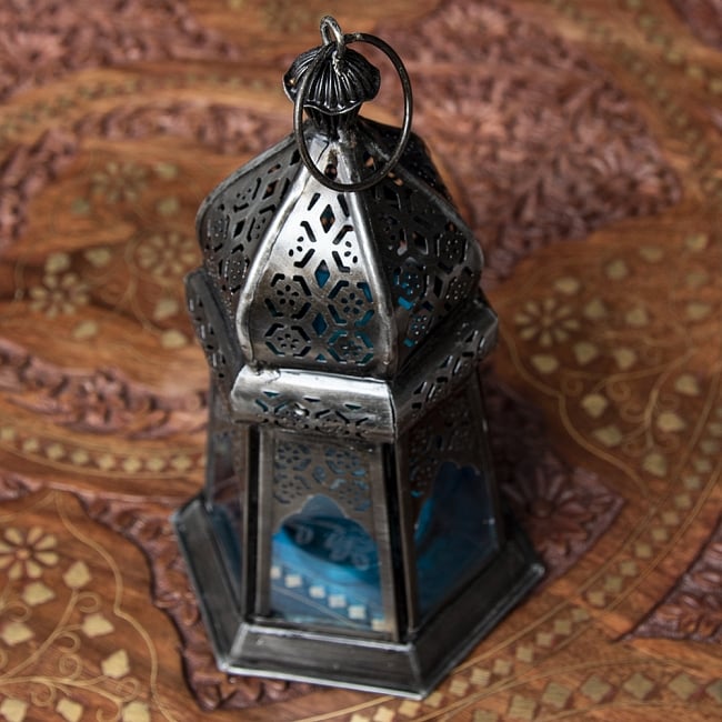 モロッコスタイルの透かし彫りLEDキャンドルランタン〔ロウソク風LEDキャンドル付き〕 - 〔ブルー〕約19×10cm 4 - 模様の付いた色とりどりのガラスが嵌め込まれていて、とても雰囲気があります。