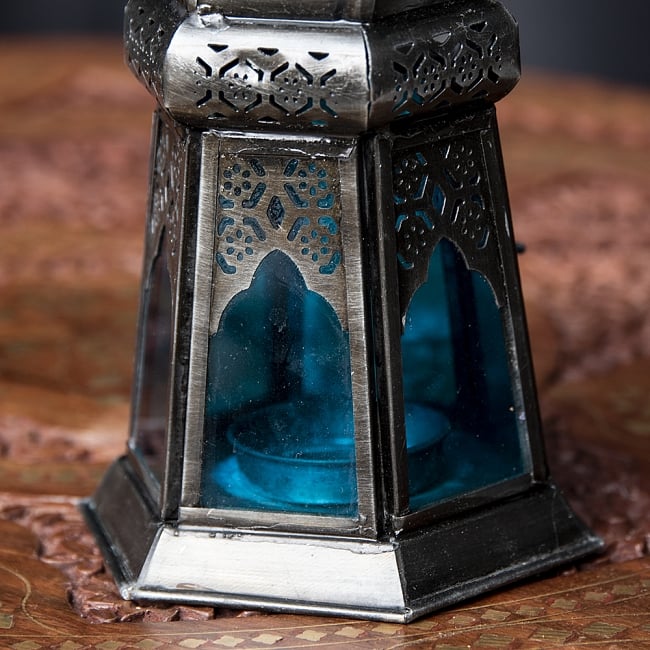 モロッコスタイルの透かし彫りLEDキャンドルランタン〔ロウソク風LEDキャンドル付き〕 - 〔ブルー〕約19×10cm 6 - きれいなガラスがキャンドルの光を通します。