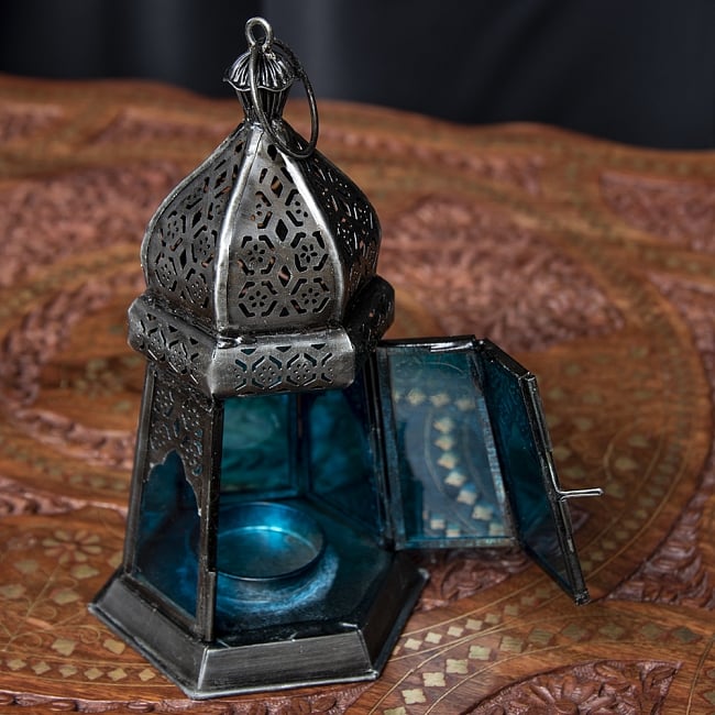 モロッコスタイルの透かし彫りLEDキャンドルランタン〔ロウソク風LEDキャンドル付き〕 - 〔ブルー〕約19×10cm 8 - この状態でLEDキャンドルを入れます