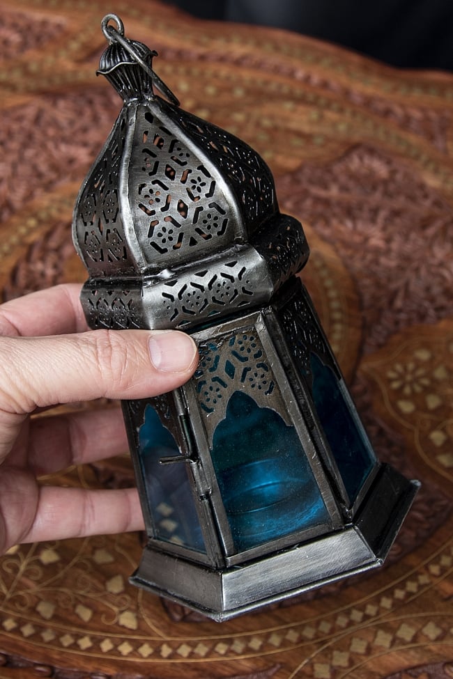 モロッコスタイルの透かし彫りLEDキャンドルランタン〔ロウソク風LEDキャンドル付き〕 - 〔ブルー〕約19×10cm 9 - サイズ比較のため手に持ってみました。