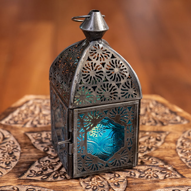 モロッコスタイルの透かし彫りLEDキャンドルランタン【ロウソク風LEDキャンドル付き】 - 〔ブルー〕約14cm×約6.5cm 3 - 明るい部屋で見てみました。キャンドルを灯していなくても可愛いですね！