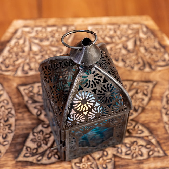 モロッコスタイルの透かし彫りLEDキャンドルランタン【ロウソク風LEDキャンドル付き】 - 〔ブルー〕約14cm×約6.5cm 4 - 模様の付いた色とりどりのガラスが嵌め込まれていて、とても雰囲気があります。