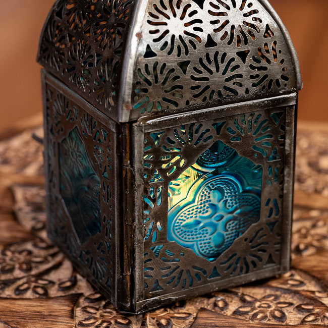 モロッコスタイルの透かし彫りLEDキャンドルランタン【ロウソク風LEDキャンドル付き】 - 〔ブルー〕約14cm×約6.5cm 6 - きれいなガラスがキャンドルの光を通します。