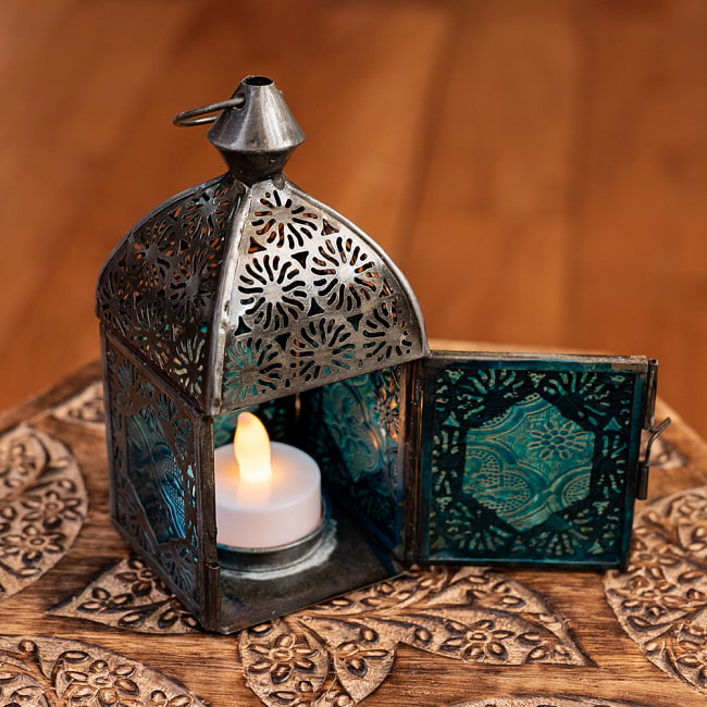 モロッコスタイルの透かし彫りLEDキャンドルランタン【ロウソク風LEDキャンドル付き】 - 〔ブルー〕約14cm×約6.5cm 8 - この状態でLEDキャンドルを入れます