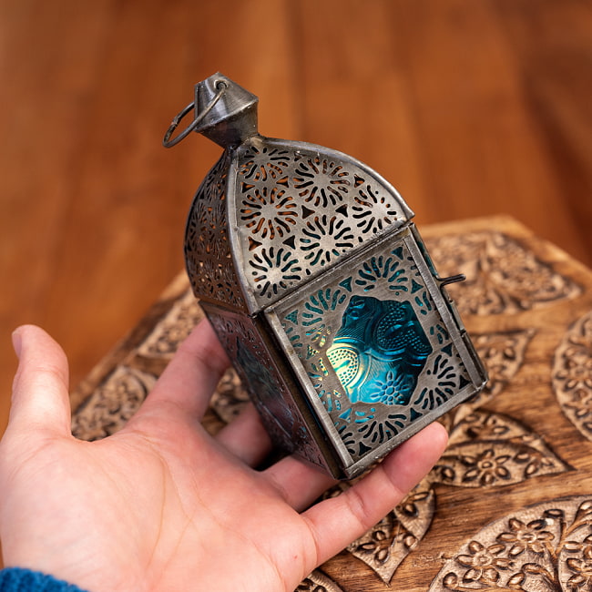 モロッコスタイルの透かし彫りLEDキャンドルランタン【ロウソク風LEDキャンドル付き】 - 〔ブルー〕約14cm×約6.5cm 9 - サイズ比較のため手に持ってみました。