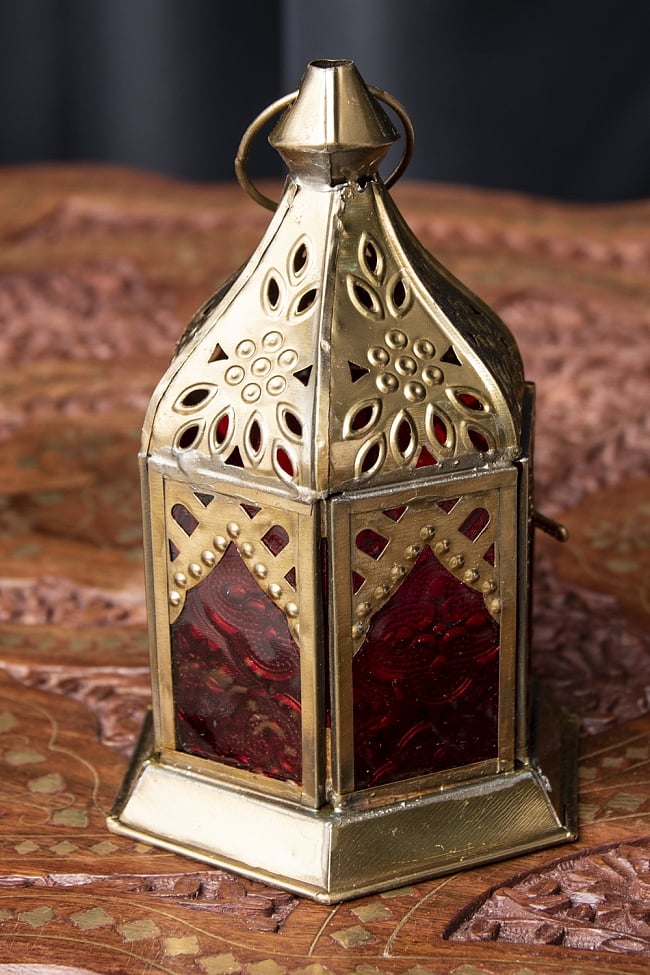 モロッコスタイルの透かし彫りLEDキャンドルランタン〔ロウソク風LEDキャンドル付き〕 - 〔レッド〕約15.5×9.5cm 3 - 明るい部屋で見てみました。キャンドルを灯していなくても可愛いですね！